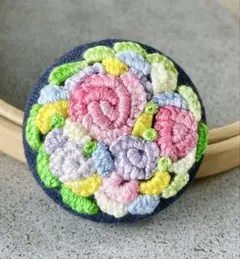 刺繍ブローチ　ハンドメイド　くるみボタン