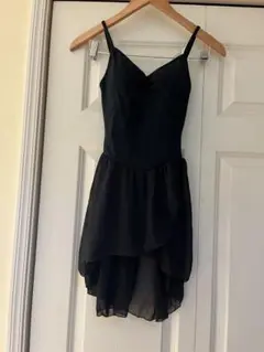 黒いアシンメトリックヘムレオタード