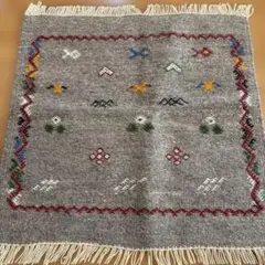 ウール製　刺繍入りラグ