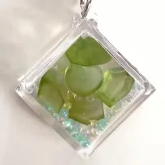 緑色の琥珀糖 スクエアチャームレジンキーホルダーハンドメイド