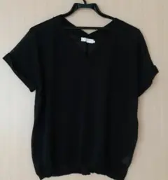 透け感のある黒のVネック半袖トップス