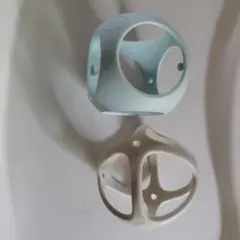 水色と白の知育ボール