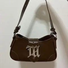 ブラウン ショルダーバッグ メタルロゴ付き