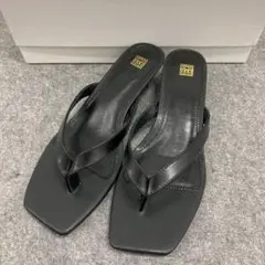 【Toteme】35mmスエードのミニマリストサンダル TOTEME】スエードレザーサンダル ミニマリストサンダル TOTEME