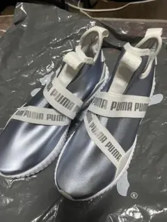 PUMA シルバー ストラップスニーカー　24㎝