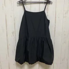 黒のスリーブレスビスチェ