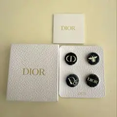 Dior ロゴ入りピンバッチ4個セット
