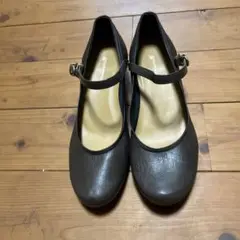 ブラウン ストラップ付きフラットシューズ