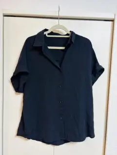 GU黒の半袖シャツ ボタン付き