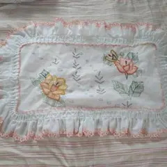 花柄の刺繍とフリルの枕カバー