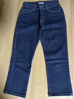 クロップドパンツ丈デニムパンツ 濃紺色 ストレッチ素材伸びるデニムパンツ。