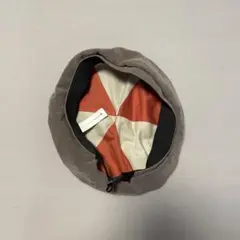 グレーのベレー帽