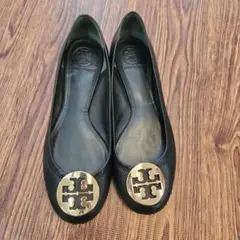 黒 フラットシューズ ゴールドロゴ