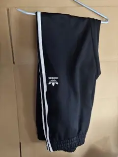 adidas トラックパンツ