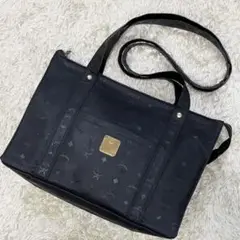 良品 エムシーエム ハンドバッグ ロングハンドル 総柄 ロゴ プレート 黒