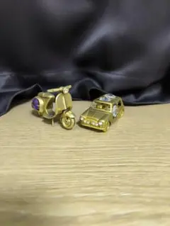金色のバイクと車の装飾品