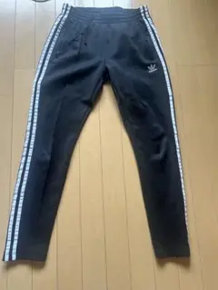 adidas ブラック ジョガーパンツ
