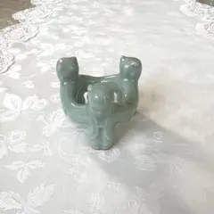 青磁 三閑人 三ツ人形 蓋置 陶芳 作 共箱 美品 です。 青磁 三閑人 三ツ人形 蓋置 陶芳 作 共箱 美品 です。 - メルカリ