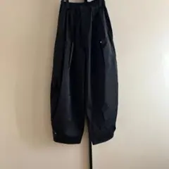 ヘラ Hella ボリュームパンツ サテンブラック