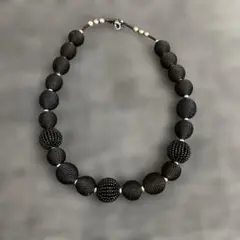 テクスチャー付きブラックビーズネックレス