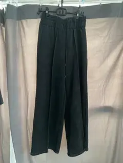 黒いワイドパンツ