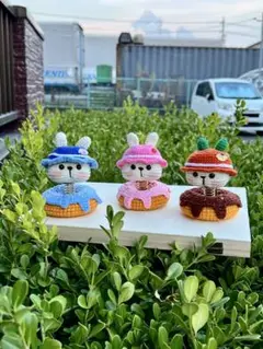 車の装飾ウサギ、あみぐるみ。3 点。