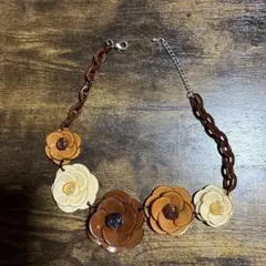 フラワーモチーフ ネックレス ブラウン系