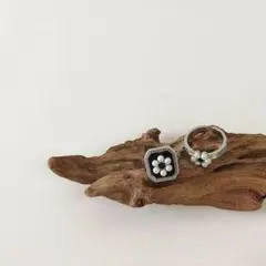 新品☆安心のメルカリ便☆指輪☆ペアリング☆2個セット☆パールフラワー☆男女兼用y