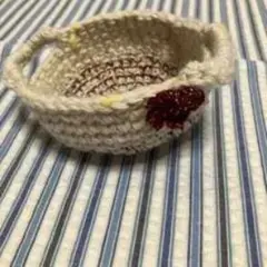 手編みのクリーム色バスケット