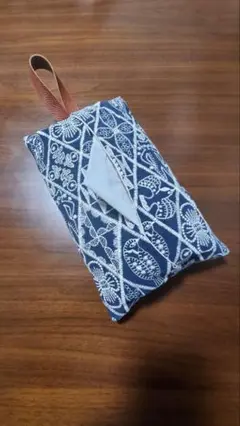 ミナペルホネン風刺繍ブルーソフトパックティッシュカバー　革持ち手