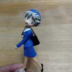 青いスーツのフィギュア