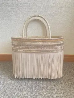 フリンジ付きベージュかごバッグ