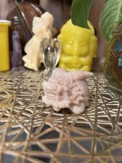 淡いピンクの ロングイ　置物 石製 約4cm