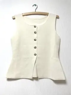 アイボリー ニットトップスゴールドボタン