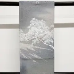 白で描かれた樹木と山脈柄の金通しの袋帯 着物
