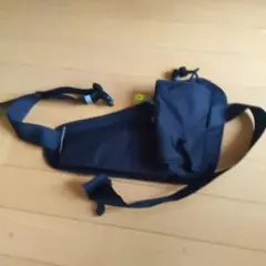 黒いナイロン製ランニングバッグ