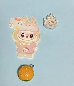 ハローキティ うさぎをかぶっているラブブ