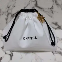 CHANELノベルティ雪の結晶チャームとホワイト巾着ポーチ2点セット