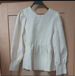 【新品】ペプラムブラウス オフホワイト パフスリーブ 長袖