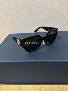 GUCCI ゴールドロゴ付きブラウンサングラス