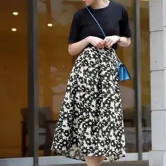 Coca ウエストタックモノトーンフラワースカート