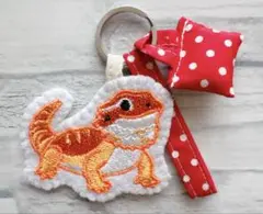 ハンドメイド　刺繍　フトアゴヒゲトカゲ　ストラップ　バッグキーホルダー付き　爬虫