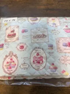 ケーキとマカロンのキルティング生地 54x70 cm