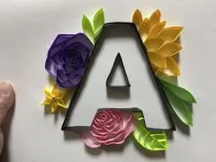 立体的な「A」 と花の装飾付き