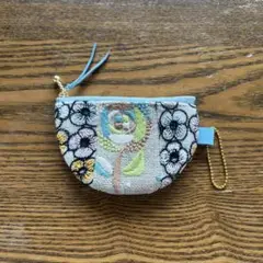 995. 半円型ポーチ (小)サンドローズpiha /刺繍生地ちょうちょブルー