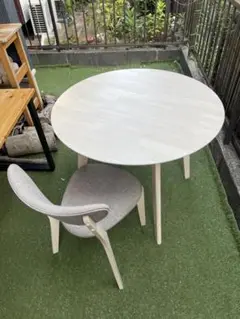 丸テーブル　イス一脚