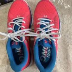 Under Armour ランニングシューズ 2E ピンク/ブルー 新品に近い