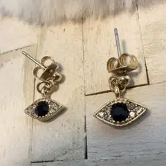 幸運を呼ぶ アイモチーフピアス♡ブラックストーン魔除けのお守り風ユニークデザイン
