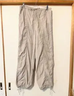 リラックスフィット ベージュパンツ およそMサイズ シャカシャカパンツ ダンス