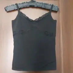 ブラックカラーのキャミソール
